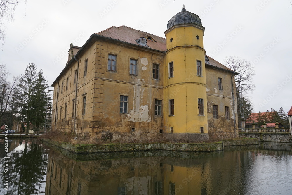 Ein altes Wasserschloss wird saniert und so wieder zu einem lebendigen Ort