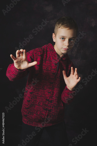 portret młodego chłopaka w czerwonej bluzie