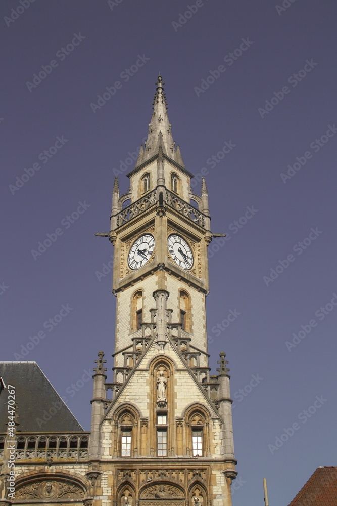 La torre del reloj de la antigua oficina de correos en un día soleado, Gante, Bélgica. En 1909 se construyó el antiguo edificio de correos sobre lo que era un cruce muy transitado de la ciudad.