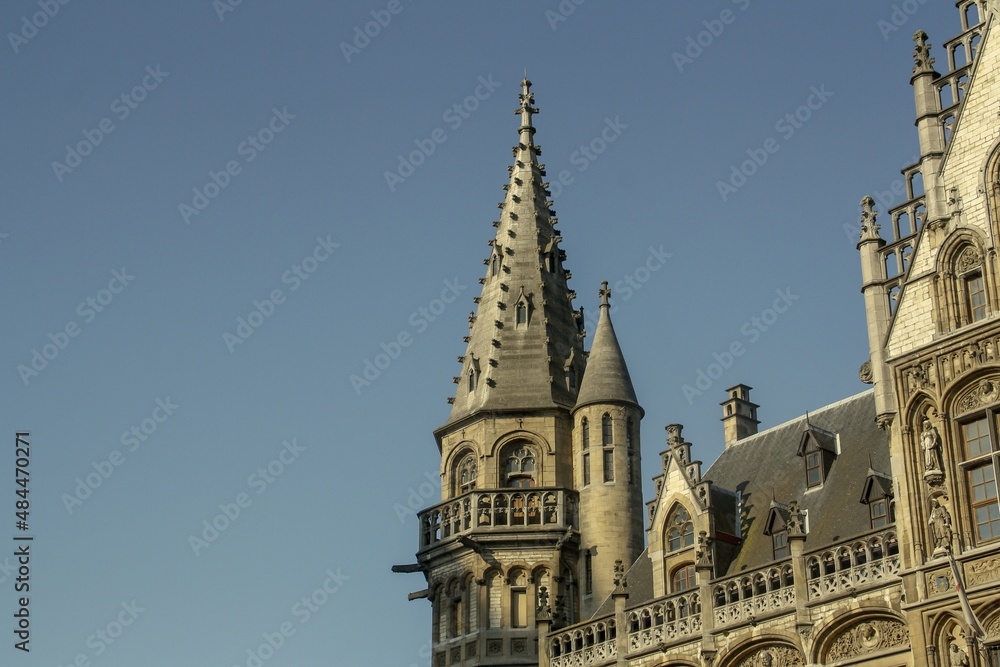 Antiguo edificio de correos de Korenmarkt (Mercado de trigo) en Gante, Bélgica. Edificio construido con una bella arquitectura gótica.