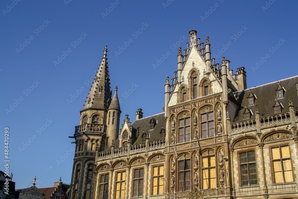 Antiguo edificio de correos de Korenmarkt (Mercado de trigo) en Gante, Bélgica. Edificio construido con una bella arquitectura gótica.