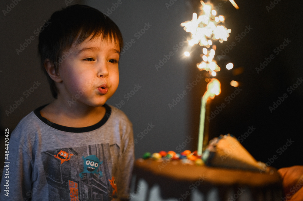 Φωτογραφία a three-year-old boy is celebrating his birthday
