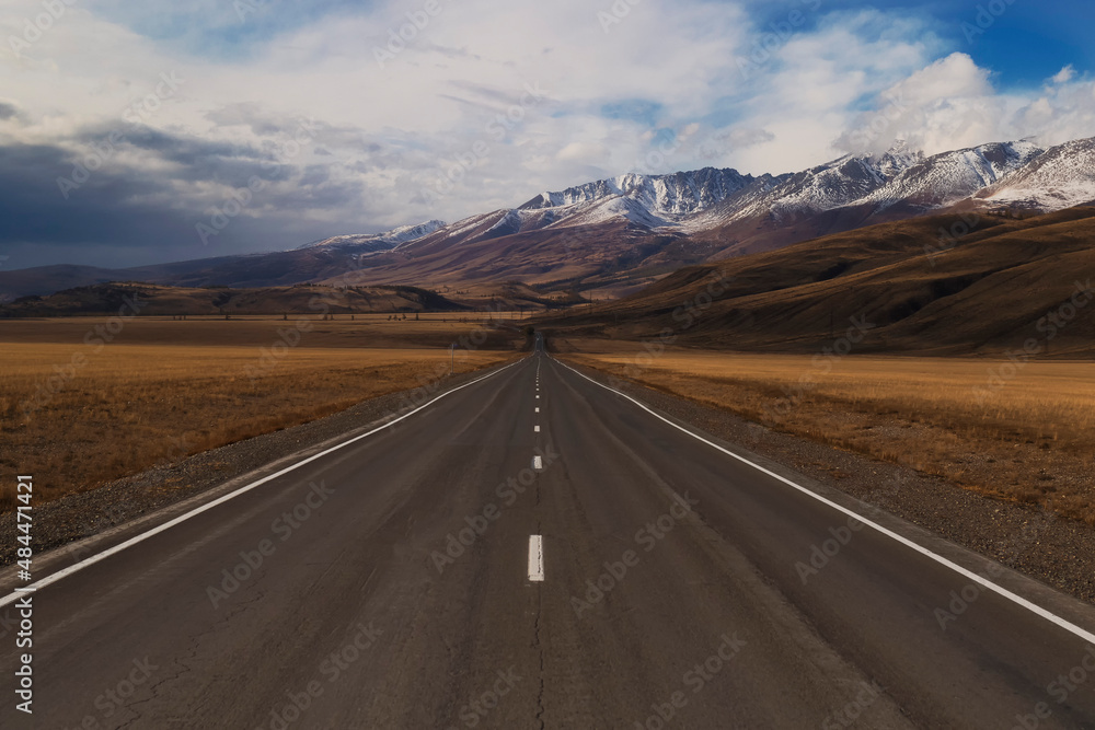 Fototapeta premium An empty asphalt road stretching into the distance through the Altai Mountains.