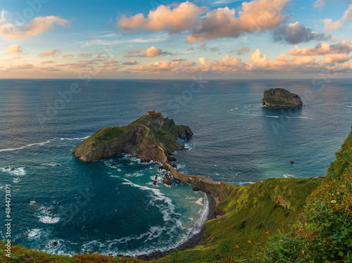 Vista panoramica de un atardecer en la ermita de San Juan de Gaztelugatxe, Bermeo. 