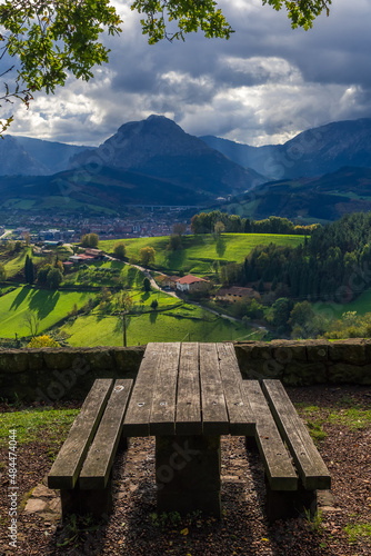 Mesa de picnic con vistas al valle verde del Duranguesado