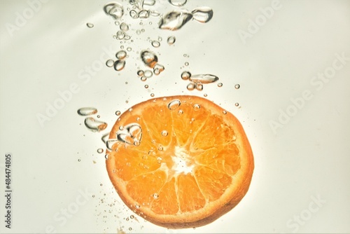 Orangen Scheibe im Wasser 