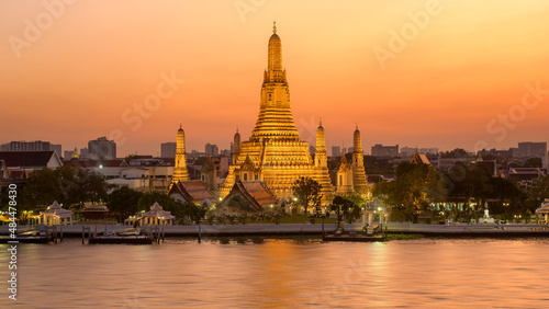 Beautiful view of Wat Arun Temple at sunset in Bangkok, Thailand. © tonefotografia