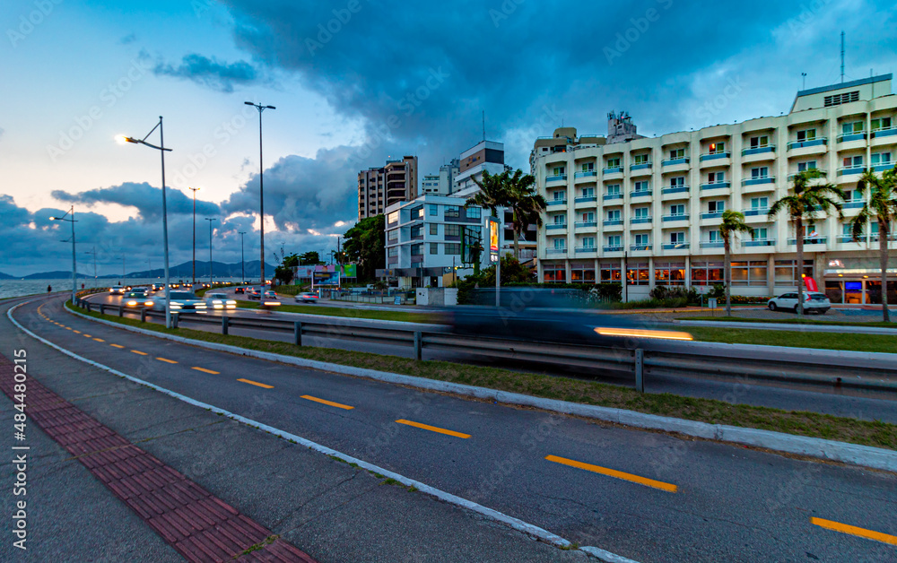 anoitecer em Florianópolis e o trafego de carros  em Florianópolis , Florianopolis, Santa Catarina, Brasil