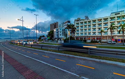 anoitecer em Florianópolis e o trafego de carros em Florianópolis , Florianopolis, Santa Catarina, Brasil