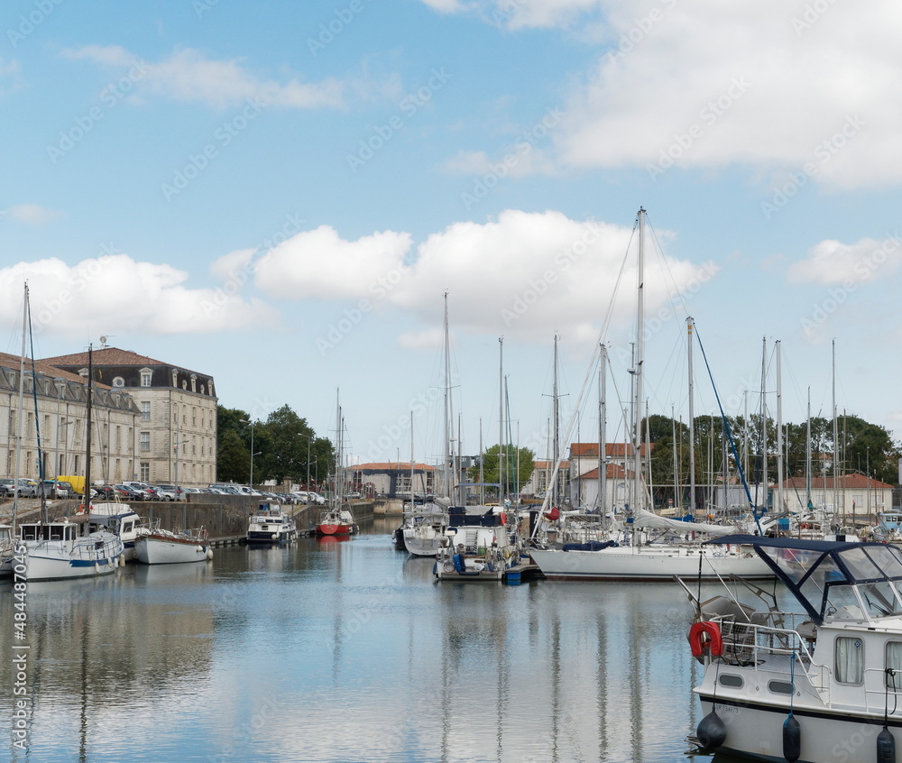 Rochefort ou Rochefort-sur-Mer en Charente-Maritime. Port de plaisance le long du Quai aux Vivres