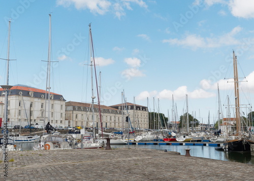 Port de plaisance de Rochefort ou Rochefort-sur-Mer en Charente-Maritime. A droite, quai le Moyne de Sérigny, à gauche, quai aux Vivres