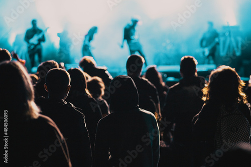crowd at concert and silhouettes in stage lights Fototapete