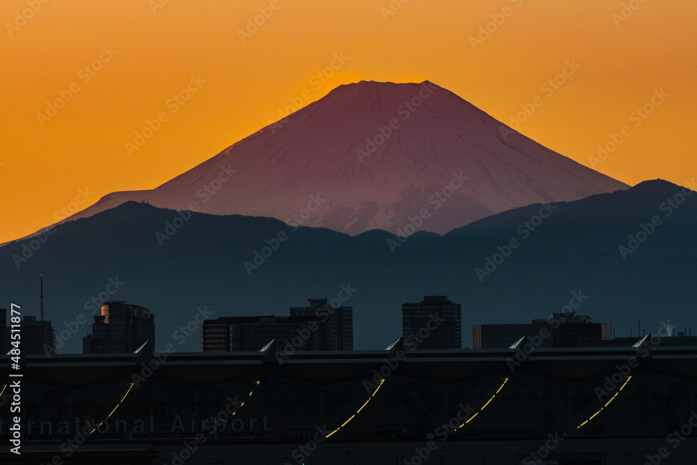 冬の夕焼けの羽田空港と富士山