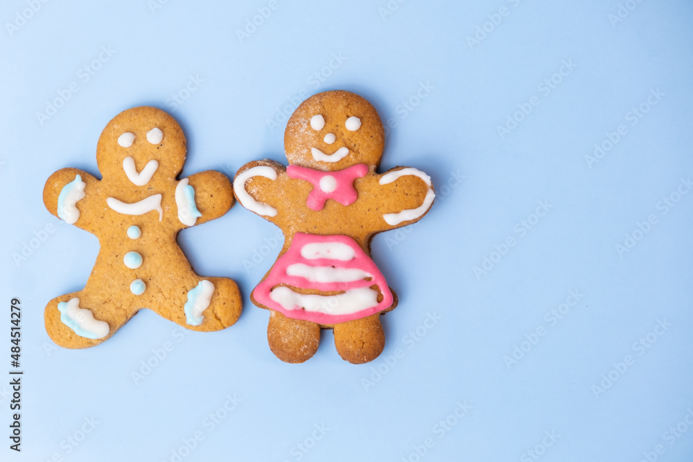 Naklejka premium Boy and black girl gingerbread couplet on the blue background with copy space for St Valentines Day. 