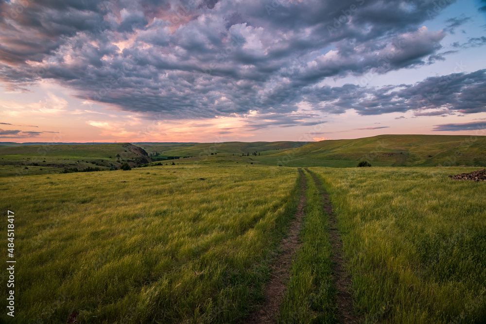 Obraz na plátně Spring sunset on Eastern Oregon grassland