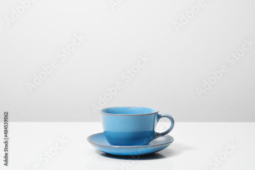 白背景の中の青いコーヒーカップ