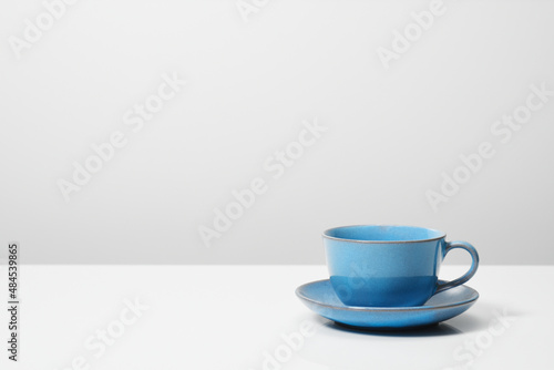 白背景の中の青いコーヒーカップ