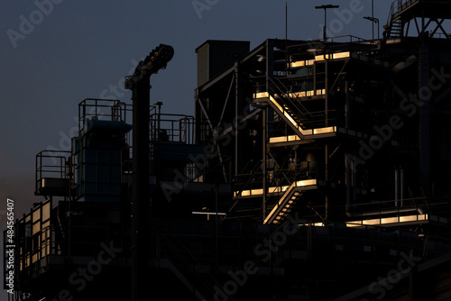 夕陽に光る工場