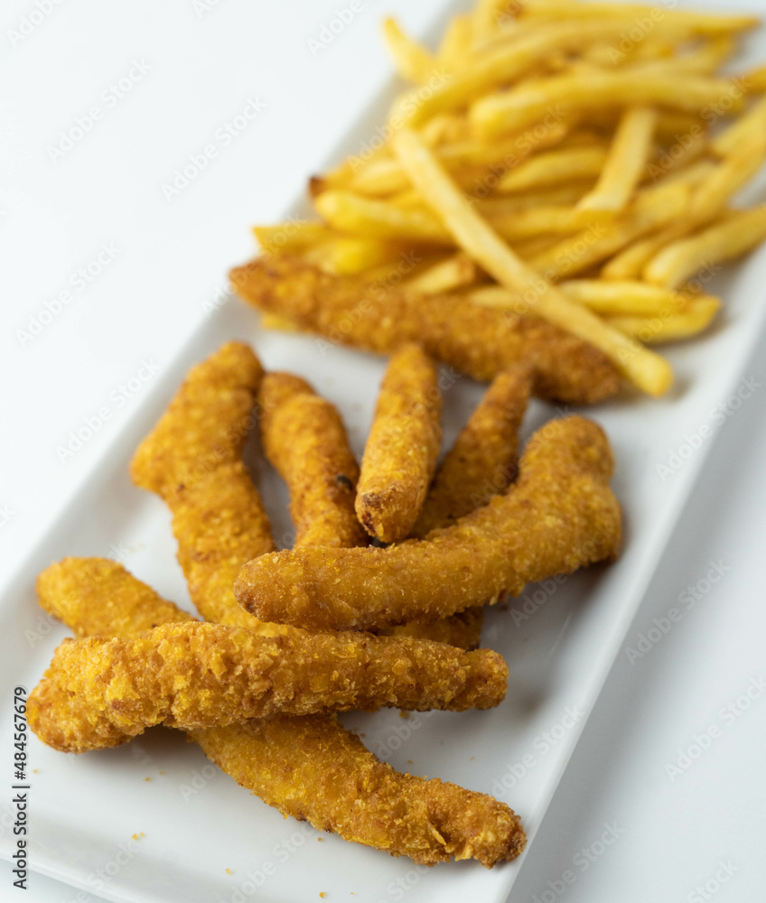 Plato de tiras de pollo rebozadas con patatas fritas Plato de tiras de pollo rebozadas con patatas fritas