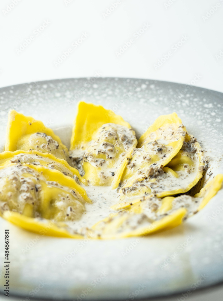 Pasta fresca rellena con salsa de crema blanca Pasta fresca rellena con salsa de crema blanca