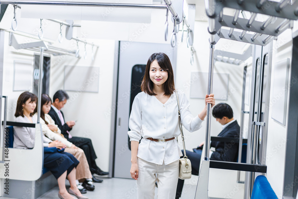 電車でおでかけをする主婦 電車でおでかけをする主婦