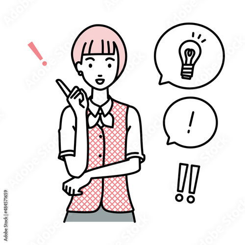 立って素晴らしいアイデアをひらめいた事務員制服の女性 フキダシに電球と感嘆符のセット
