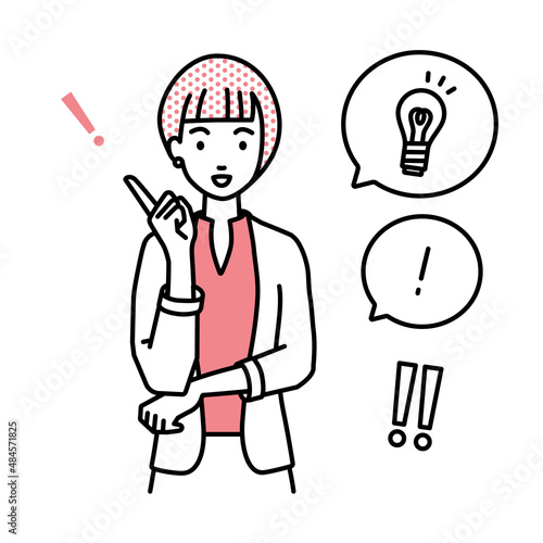 立って素晴らしいアイデアをひらめいたジャケットの女性 フキダシに電球と感嘆符のセット