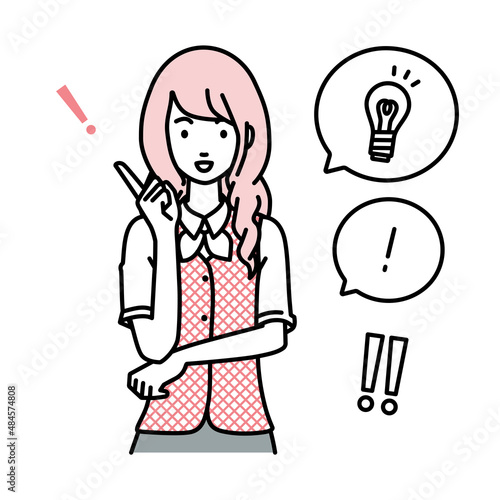 立って素晴らしいアイデアをひらめいた事務員制服の女性 フキダシに電球と感嘆符のセット