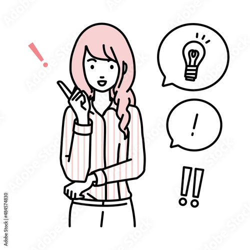 立って素晴らしいアイデアをひらめいたブラウスの女性 フキダシに電球と感嘆符のセット