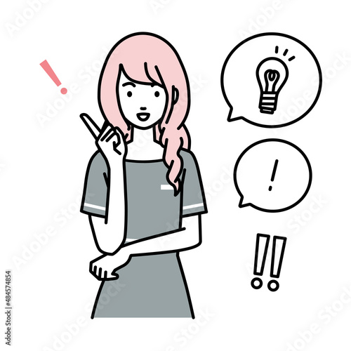 立って素晴らしいアイデアをひらめいたエステ店員の女性 フキダシに電球と感嘆符のセット