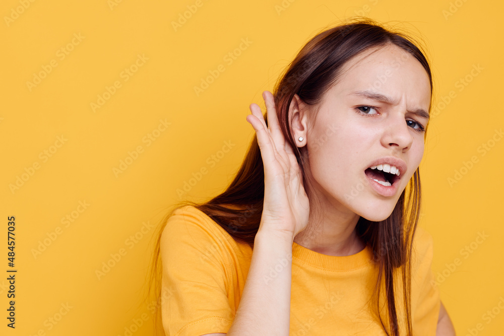 photo pretty girl fashion in yellow t-shirt denim shorts yellow background photo pretty girl fashion in yellow t-shirt denim shorts yellow background