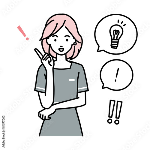 立って素晴らしいアイデアをひらめいたエステ店員の女性 フキダシに電球と感嘆符のセット