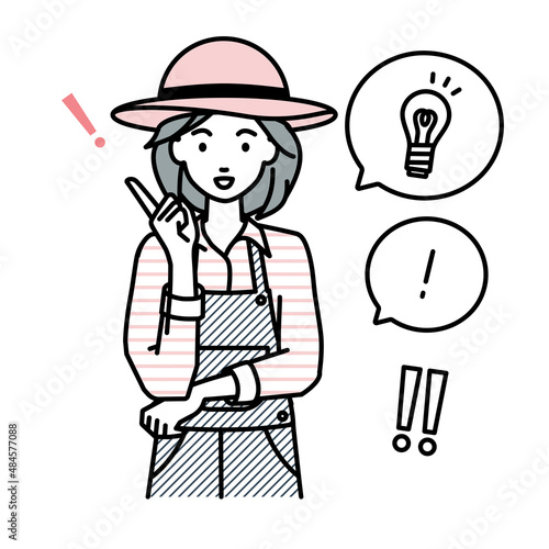 立って素晴らしいアイデアをひらめいた農家の女性 フキダシに電球と感嘆符のセット