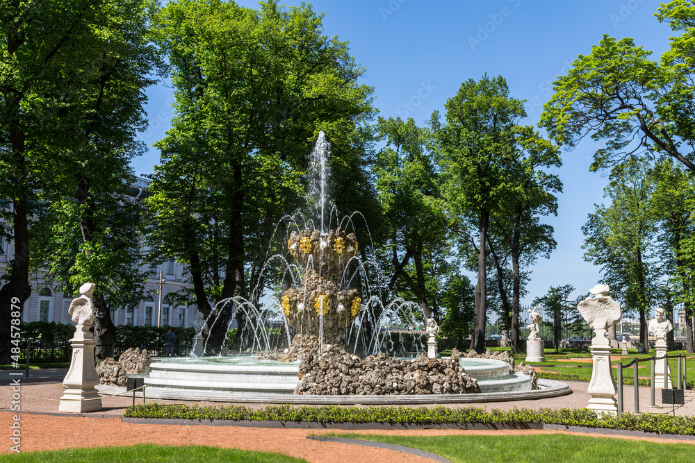 Fototapeta premium Crown Fountain in the Summer Garden in St. Petersburg. Russia