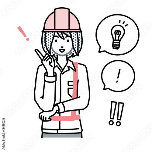 立って素晴らしいアイデアをひらめいた工事現場の女性 フキダシに電球と感嘆符のセット