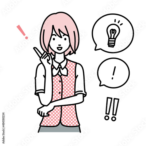 立って素晴らしいアイデアをひらめいた事務員制服の女性 フキダシに電球と感嘆符のセット