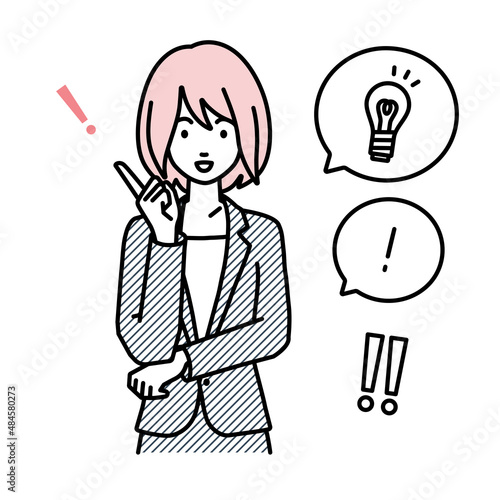 立って素晴らしいアイデアをひらめいたスーツの女性 フキダシに電球と感嘆符のセット