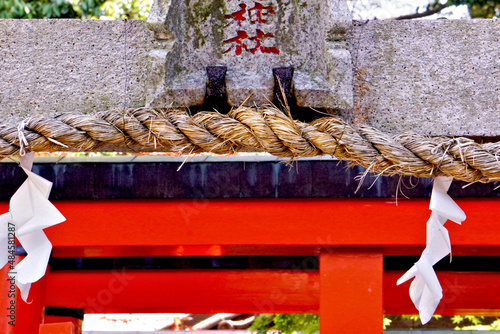 しめ縄と朱塗りの鳥居 © aduchinootonosama