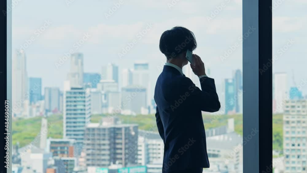 スマホで通話するビジネスマン