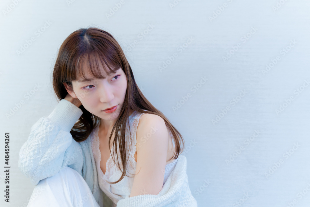 座ってポーズをとるモデル女性 座ってポーズをとるモデル女性