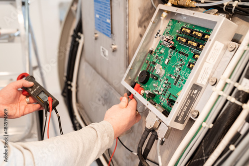 Quadro em tela hands of engineer of the magnetic resonance imaging apparatus configure scanner