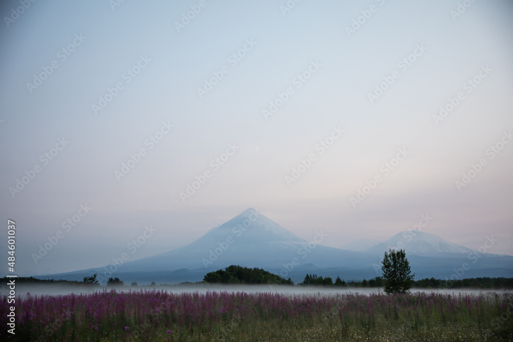 Obraz premium The active Kamchatka Volcano Klyuchevskaya Sopka at dawn