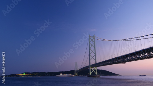 海に架かる橋の夕景。(コピースペース)