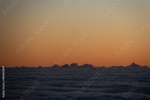 Sonnenaufgang   ber Wolken