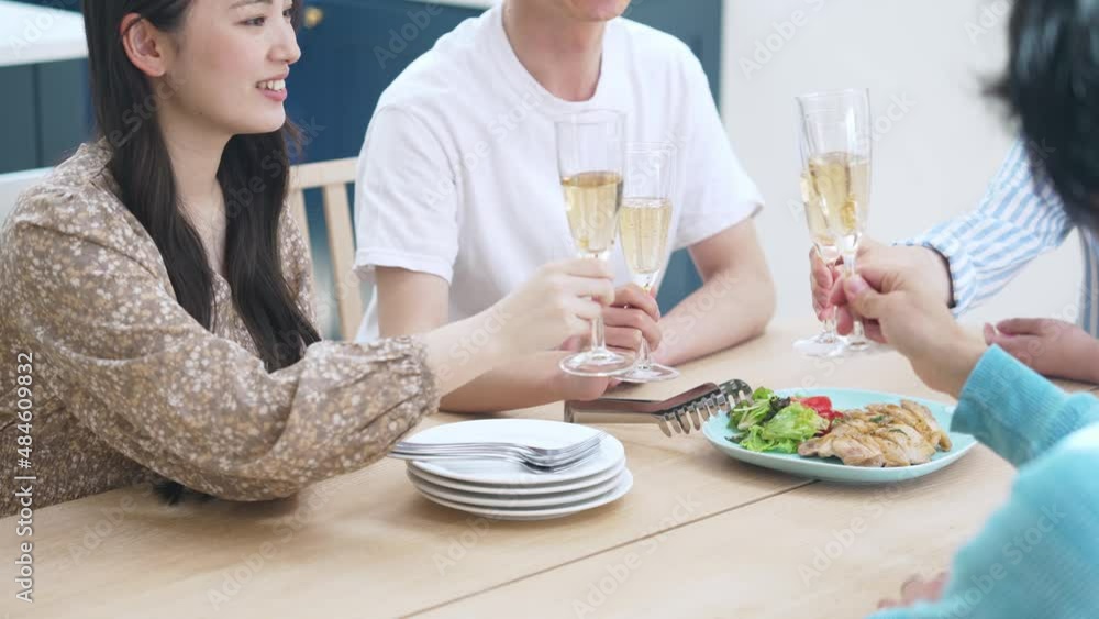 乾杯する人々 ホームパーティー 乾杯する人々 ホームパーティー