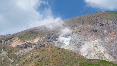 噴煙をあげる火山。日本の山。 © natural_landscape