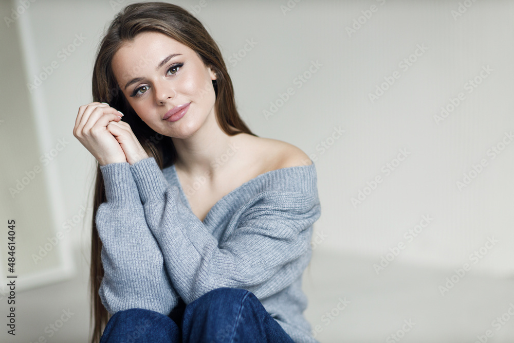 Naklejka premium Young beautiful cozy woman indoor