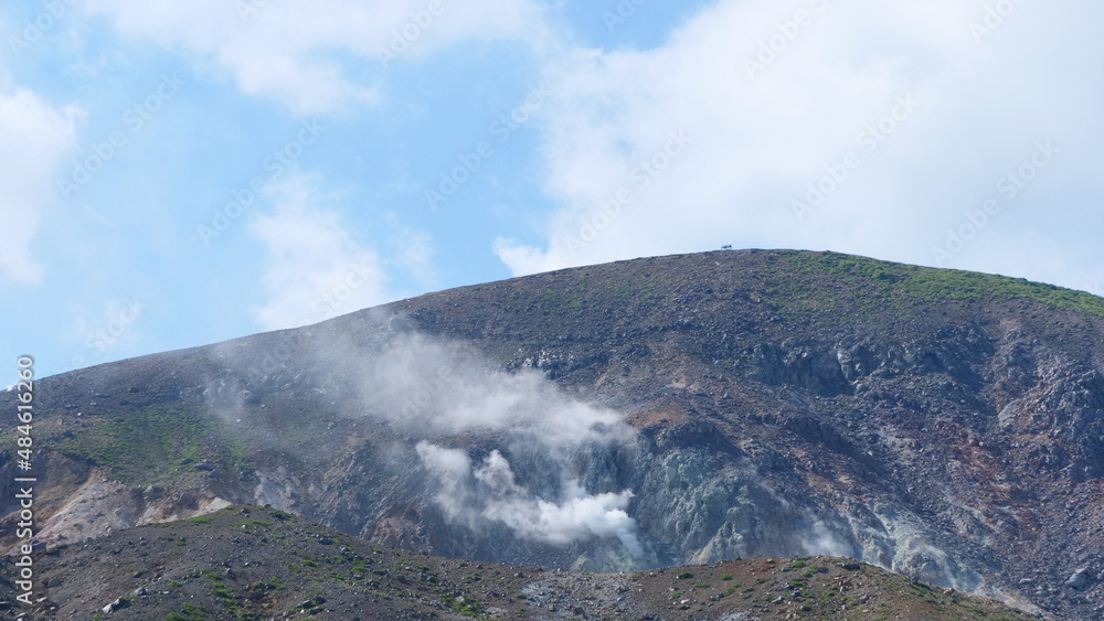 噴煙をあげる火山。日本の山。 噴煙をあげる火山。日本の山。