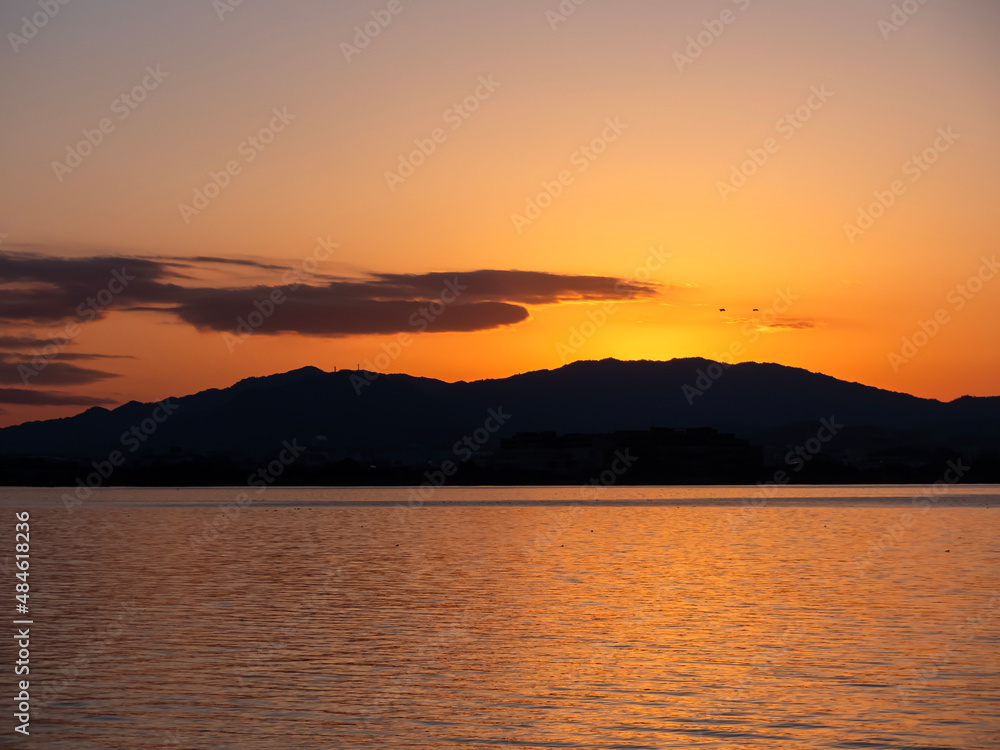 冬の琵琶湖　オレンジに輝くサンライズ