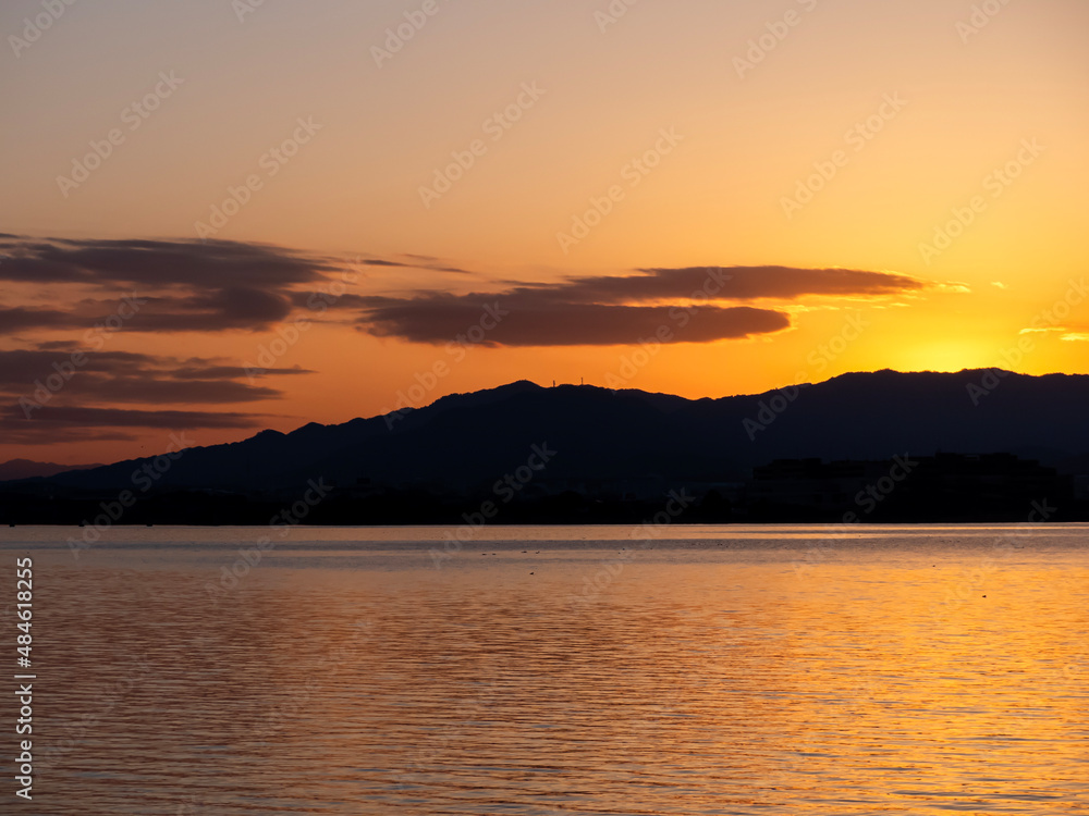 冬の琵琶湖　オレンジに輝くサンライズ